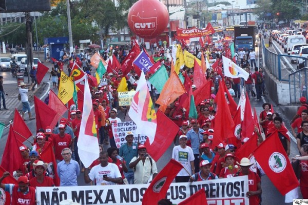 Mais de 1500 representantes dos movimentos sindicais, sociais e estudantis ocuparam as ruas de Cuiabá no dia 20 de agosto
