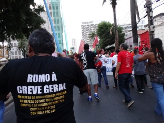 Dia Nacional de Paralisação contra a retirada de direitos reúne 3 mil pessoas em Cuiabá/MT